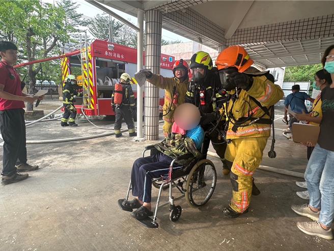 屏东县新园乡盐埔村一处养护中心21日警铃大响，阿公阿嬷吓得直喊「火烧厝阿，卡紧ㄟ」，直到顺利疏散后才得知是新园消防分队逼真的防灾演练。（新园消防分队提供／谢佳潾屏东传真）