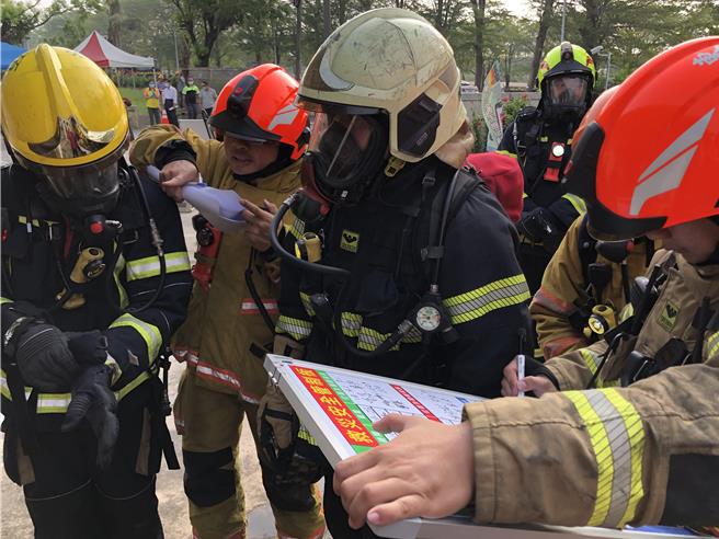 屏东县新园乡盐埔村一处养护中心21日警铃大响，阿公阿嬷吓得直喊「火烧厝阿，卡紧ㄟ」，直到顺利疏散后才得知是新园消防分队逼真的防灾演练。（新园消防分队提供／谢佳潾屏东传真）
