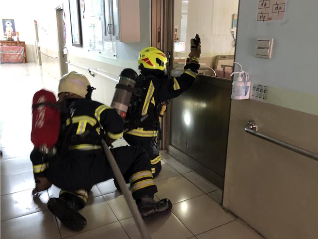 屏东县新园乡盐埔村一处养护中心21日警铃大响，阿公阿嬷吓得直喊「火烧厝阿，卡紧ㄟ」，直到顺利疏散后才得知是新园消防分队逼真的防灾演练。（新园消防分队提供／谢佳潾屏东传真）