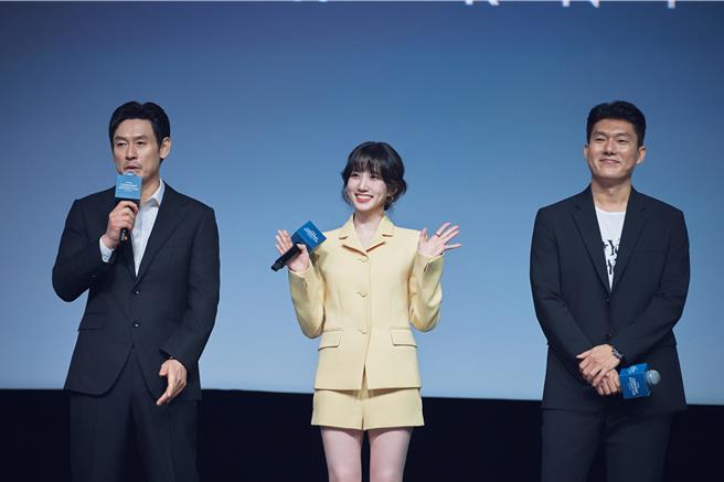 薛景求（左起）、朴恩斌、导演金正铉21日为主演《山寨人生》现身新加坡宣传。（迪士尼提供）