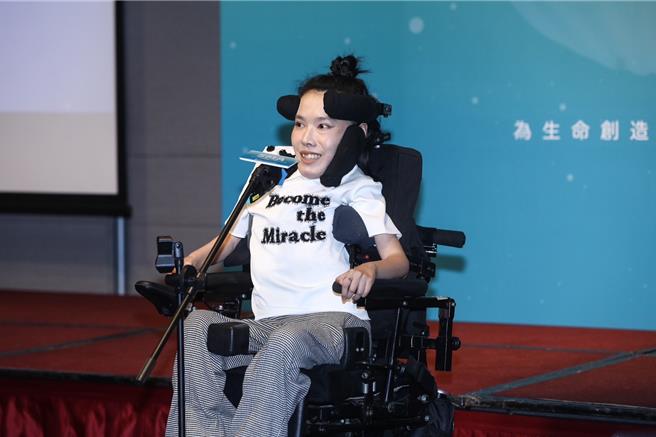 生命之窗慈善协会理事长李怡洁21日举办感谢宴，感谢健保署长石崇良给他们意想不到的支持，让病友看到了不一样的健保署。（生命之窗慈善协会提供／林周义台北传真）