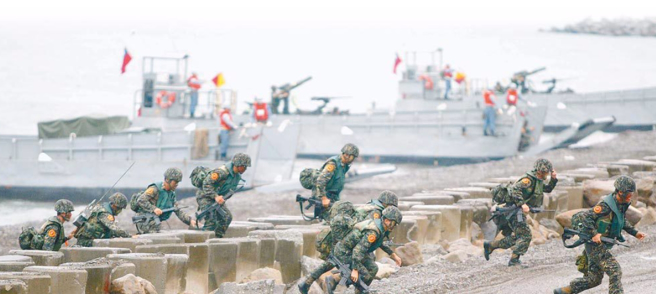 美最新兵推，显示台湾至少要依靠自己的军事力量坚持1、2个月，美军才可能进行海空驰援。图为汉光26号期间，海军陆战队在屏东海边演练抢滩上岸。（本报资料照片）