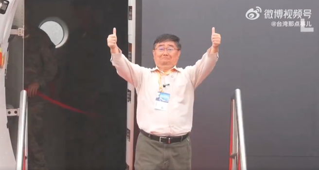 海军前舰长吕礼诗14日赴陆参观珠海航展，登上运-20运输机时，兴奋比讚。（翻摄自微博「台湾那点事儿」）