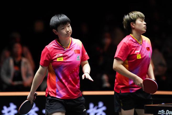 中国桌球顶尖选手孙颖莎（左）/王艺迪（右）在日本福冈举行的2024WTT女双1/4决赛不敌日本组合佐藤瞳/桥本帆乃香，与此同时有多名中国男单选手全数失利，连日媒都觉得奇怪。（图／新华社）