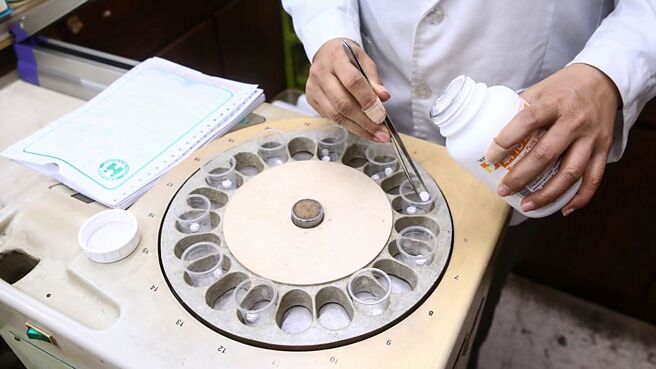 健保署祭出上市新药给予首发新药优惠核价、首二张在国内制造学名药或生物相似性药证，比照原厂药价格等四大药价优惠。图／本报资料照片