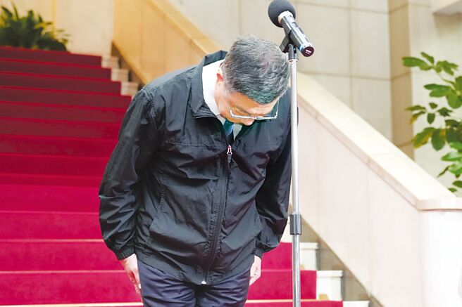 行政院長卓榮泰為公務員輕生案鞠躬致歉。圖／行政院提供