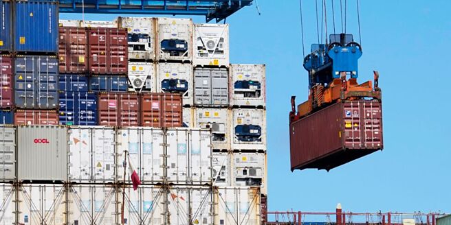 美国大选结果的不确定性让美国企业积极备货。中国10月出口年增将近13％，远远高于市场预期和9月的年增2.4％。图／美联社