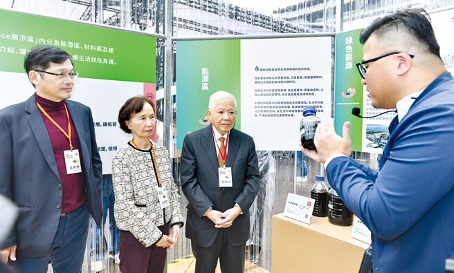 永豐餘20日舉辦百年慶，永豐餘學院院長何壽川（中）出席，與夫人、信誼基金會董事長張杏如（左二）等一同參觀永豐餘淨零減碳展覽。圖／王德為