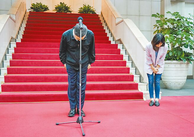 劳动部职场霸凌案延烧，行政院长卓荣泰20日亲上火线道歉，右为发言人李慧芝。（罗永铭摄）