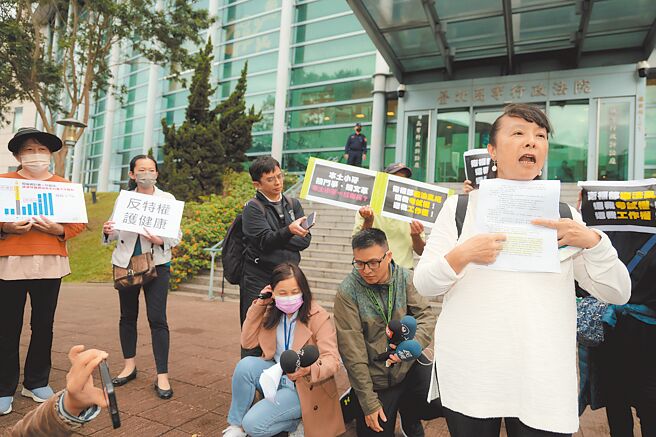 一名海外牙醫畢業生家長蕭曉玲（前右）20日於北高行開庭前召開記者會，以美日等國外牙醫師聯盟發布聲明指出，陳時中的不守法，損害了國外、美日、歐盟牙醫權益，造成牙醫師全聯會的世代對立。（郭吉銓攝）
