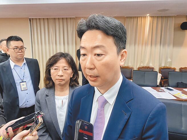 交通部長陳世凱（右一）與民航局長何淑萍（中）20日出席立法院交通委員會，針對如何強化不良天候飛航安全專題報告，民航局已發函給華航、長榮及星宇航空，要求落實保守簽派作業。（蔡明亘攝）