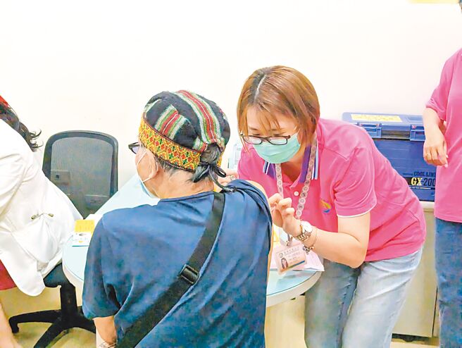 基隆市議員質疑「左流右新」疫苗接種政策，要求市府評估調整措施。（張志康攝）