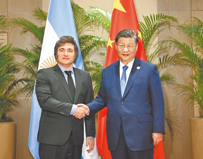 大陆国家主席习近平（右）当地时间19日在巴西里约热内卢出席G20峰会期间会见阿根廷总统米雷伊（左）。（新华社）