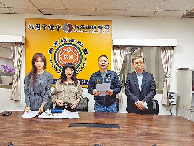 桃園「金牌好店」美德糕餅舖老闆娘游素蘭（左二）20日在議員段樹文（右二）和黃瓊慧（左一）聲援下控訴遇到惡質營造商。（蔡依珍攝）