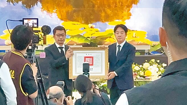 国策顾问、知名画家陈辉东本月1日辞世，20日举办告别式，赖清德总统（右）亲颁褒扬令，由陈辉东儿子陈昱凯（左）代表受赠。（曹婷婷摄）