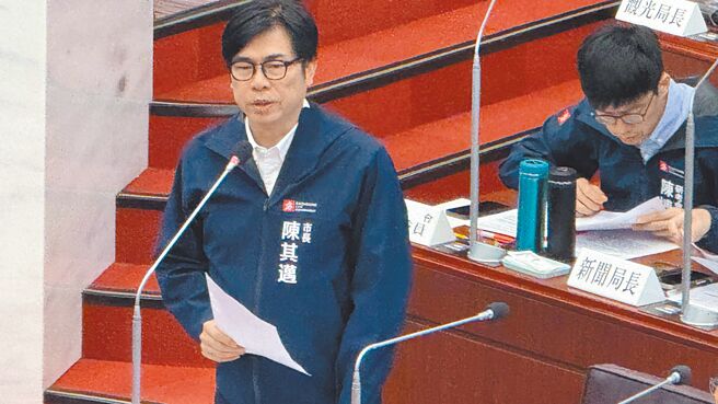 针对大林蒲迁村案，高雄市长陈其迈（前）指出，目前中央正展开环评作业及内政部都市计画变更等程序。（柯宗纬摄）