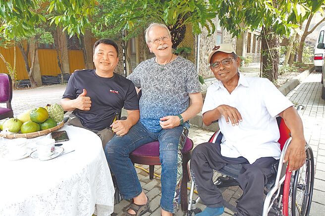 屏东伯大尼之家创办人挪威宣教士苏超生之子苏但以理（中）回到伯大尼，与第1代院生王燕琨（左）、麦章生（右）聚会，相当开心。（罗琦文摄）