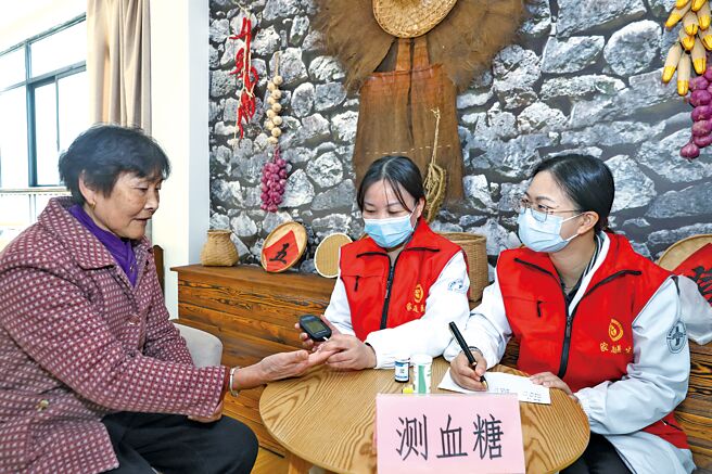 《中國大眾糖尿病認知調查報告》日前發布。《報告》指出學生和上班族等「久坐和缺乏體力勞動」的兩大人群容易感染糖尿病。圖為示意圖。（新華社）