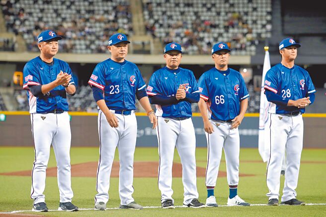 12強棒球賽，中華健兒順利闖進4強，教練團（左起：總教練曾豪駒、教練彭政閔、陳江和、張建銘、高國輝）期盼中華隊能再接再厲創下更好的成績。（本報資料照片）