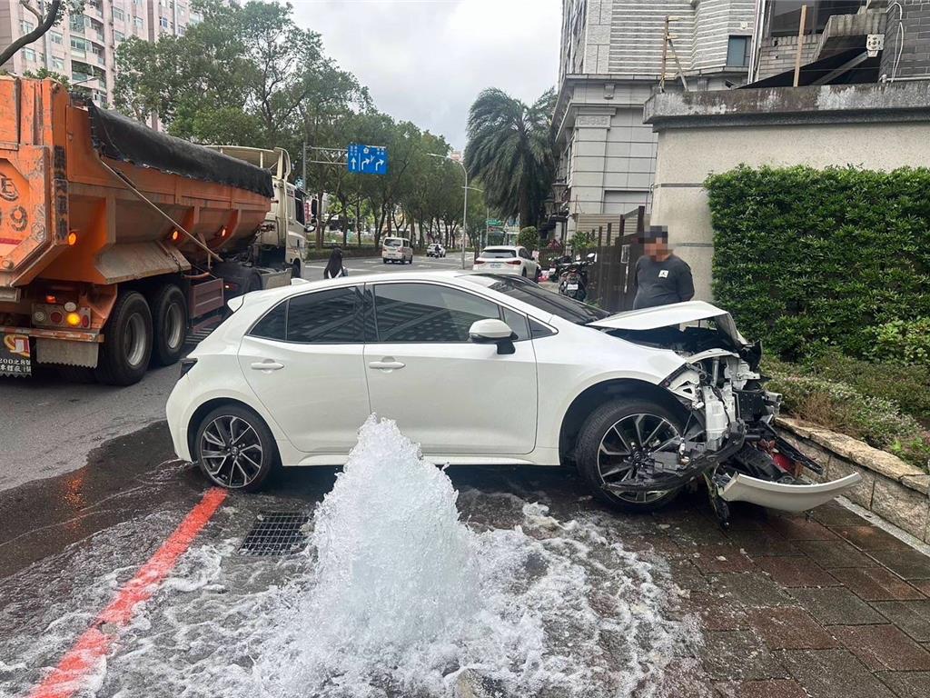 砂石車追尾害慘撞消防栓 小客車車頭全毀幸無人傷