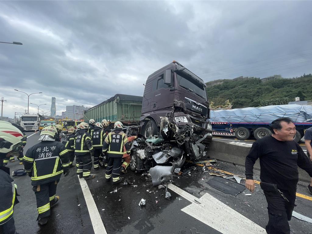 原因曝光！台61線聯結車追撞轎車  遭硬推前車「擠扁」駕駛不治