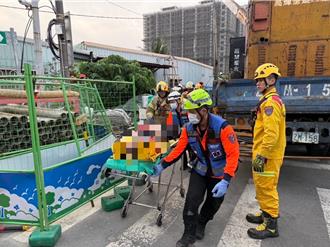 台南仁德污水下水道地基下陷机具倾倒   守夜员遭重压无生命迹象