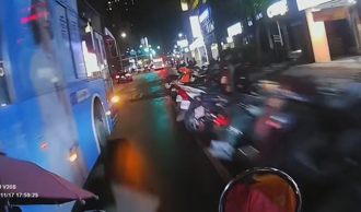 公車「惡意逼車」鬼切進站！女外送員嚇呆 網驚：隨時會捲進車底