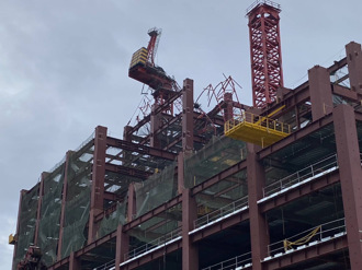 三重工安意外！新北第二市政中心工地2座吊車高空掉落   工人1命危2傷