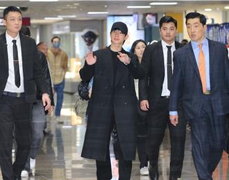 韩星丁海寅今抵台湾！桃机涌进300名粉丝热情迎接