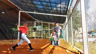 台電棒球隊送溫暖 走入高雄偏鄉指導小球員