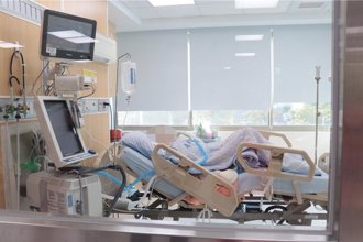 注意卧床长者！假牙、花生卡气管酿肺炎 医护惊险抢救