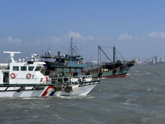 陸船台中外海越界捕魚 海巡強勢執法罰320萬驅離出境