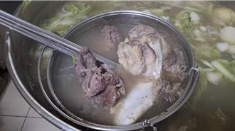 独》台南牛肉汤风波延烧！网友爆料加化学骨粉 店家提告了
