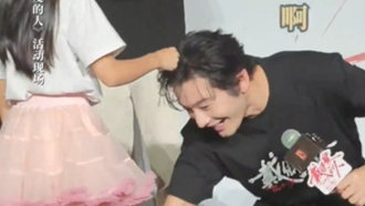 黃曉明被懷疑「戴假髮」！ 竟被小女孩當場扯頭髮痛到大叫