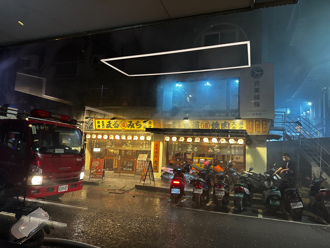 北市東區民宅竄火舌 警消11分鐘內撲滅救出8旬婦