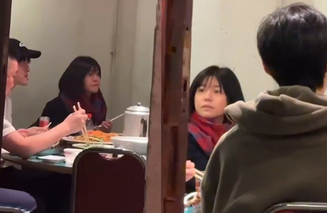 陈妍希虽然没有化妆，但她肌肤白皙、紧致，状态好到不科学。（图／微博）