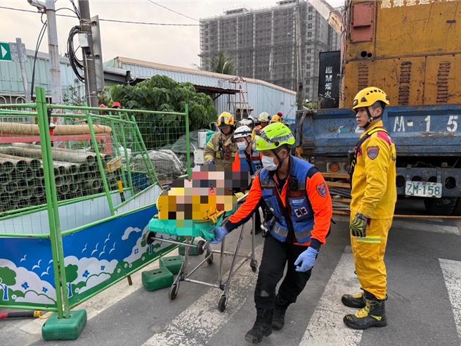 夏男遭机具压住受困，被救出时已无生命迹象。（读者提供／曹婷婷台南传真）
