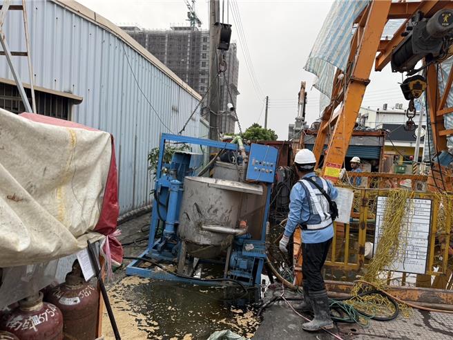 现场疑似地基下陷造成机具倾倒，压住看顾机具的员工。（读者提供／曹婷婷台南传真）