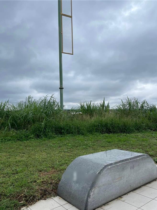 民進黨市議員曾資程昨下午慢跑經過案發現場，發現事發保險套竟還黏在石椅上，批觀感不佳。（取自曾資程臉書）