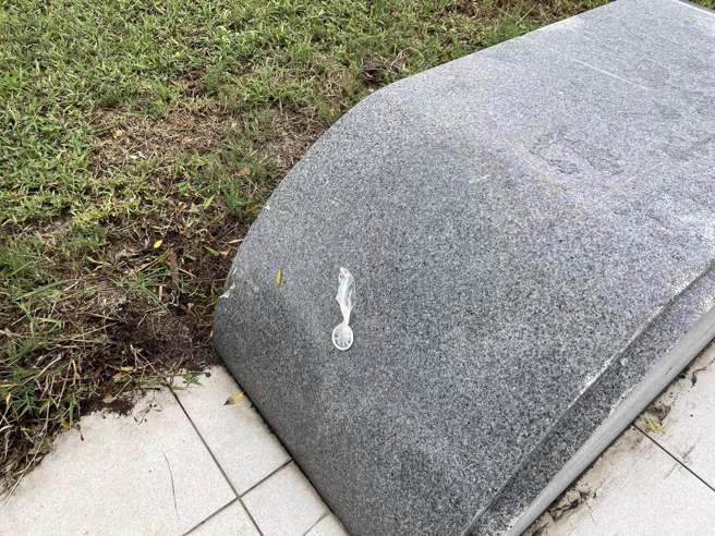 新竹河濱公園保險套黏石椅沒清，議員慢跑嚇傻了。(翻攝議員曾資程臉書)