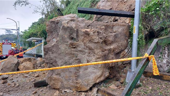 新北市汐止区汐万路一段康寧街口处一旁边坡土石滑落，导致交通受阻。（新北消防局提供）