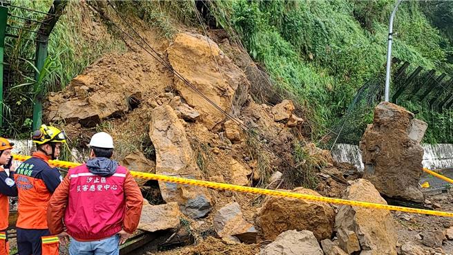 新北市汐止区汐万路一段康寧街口处一旁边坡土石滑落，导致交通受阻。（新北消防局提供）