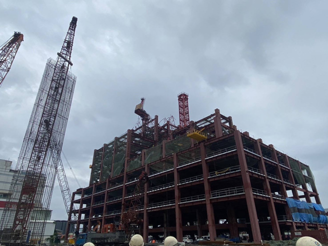 三重工安意外！建筑工地2座塔式吊车掉落  1工人命危2轻伤。(尹维源翻摄)