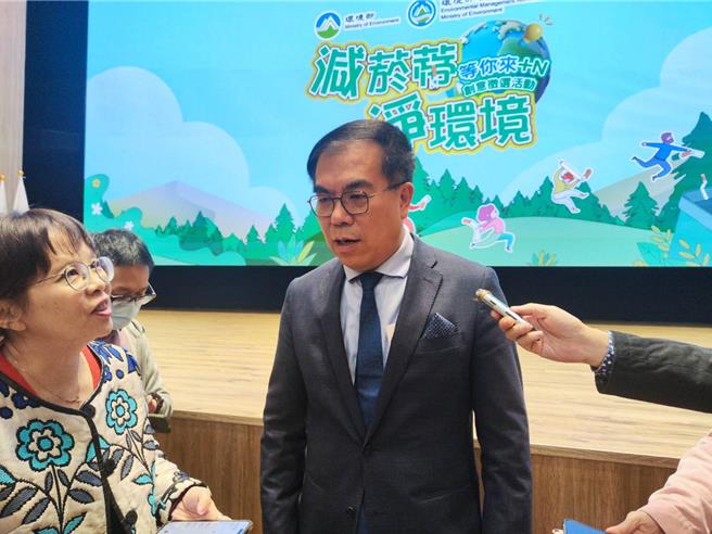 劳动力发展署北分署有公务员于办公室轻生，引发外界对职场霸凌不满，环境部部长彭启明22日受访时回答相关议题。（林良齐摄）