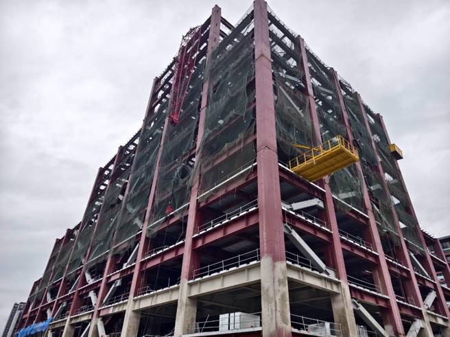 建筑工地2座塔式吊车掉落  1工人命危2轻伤。(民眾提供)