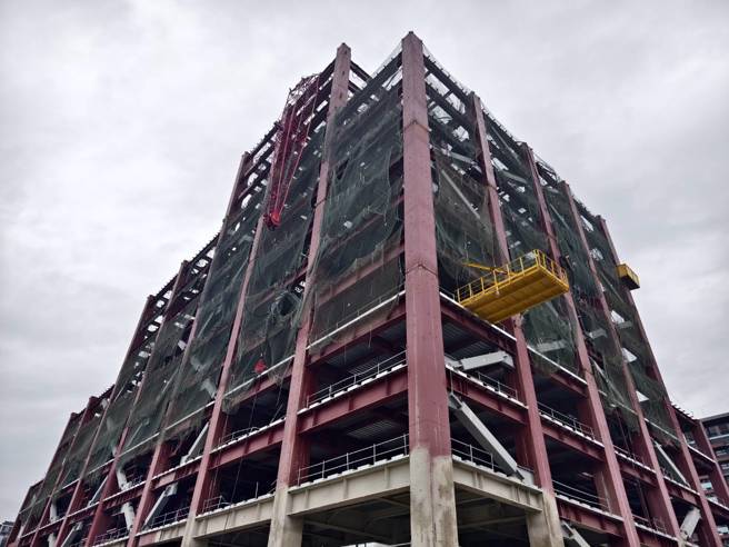 建筑工地2座塔式吊车掉落  1工人命危2轻伤。(民眾提供)