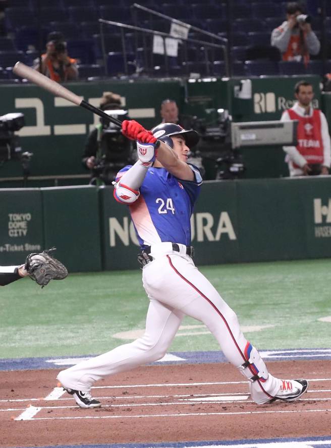「台湾队长」陈杰宪1局上挥出右外野安打。（赵双杰摄）