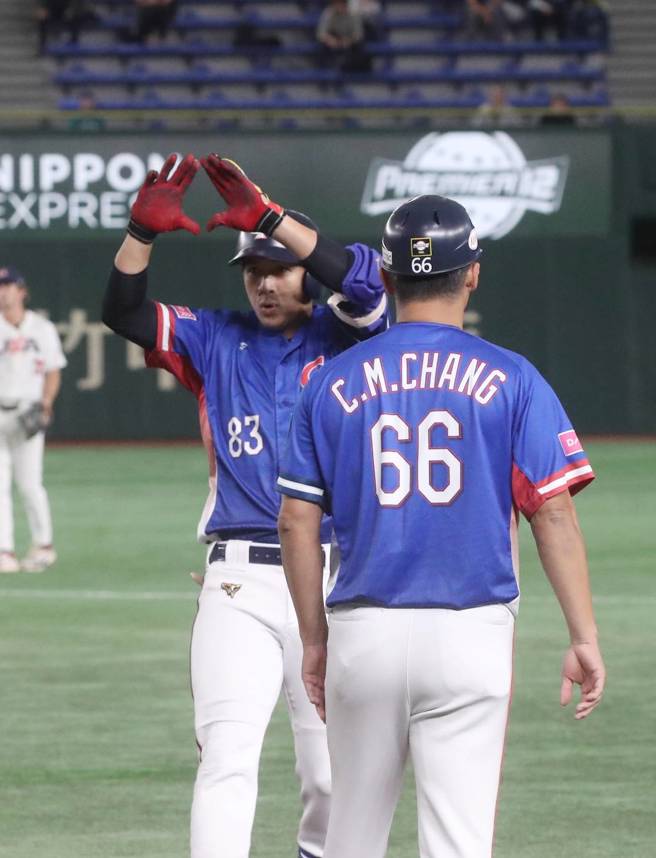 打击火烫的陈杰宪1局上敲安后十分开心。（赵双杰摄）