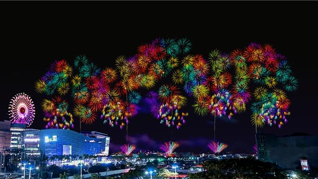 「2025高雄跨年晚會─亞灣星海奇航」22日宣布將施放千輪版250秒亞灣跨年花火，邀請大家前來享受高雄特有的港景煙火秀。（高市府新聞局提供／洪浩軒高雄傳真）