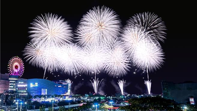 「2025高雄跨年晚會─亞灣星海奇航」22日宣布將施放千輪版250秒亞灣跨年花火，邀請大家前來享受高雄特有的港景煙火秀。（高市府新聞局提供／洪浩軒高雄傳真）
